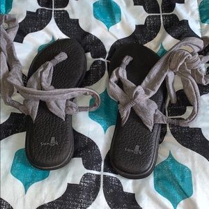 Tie around the ankle sanuk